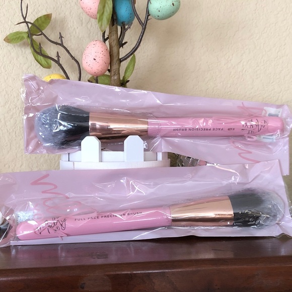 Mally Beauty Other - MALLY Full Face Precision Brush (1) ☝🏼